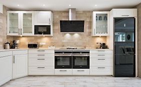 Sitges Spaces Mediterranean Apartments 4 Bedroom, 4 Bathroom, Huge Terrace, Jacuzzi- Sleeps 9